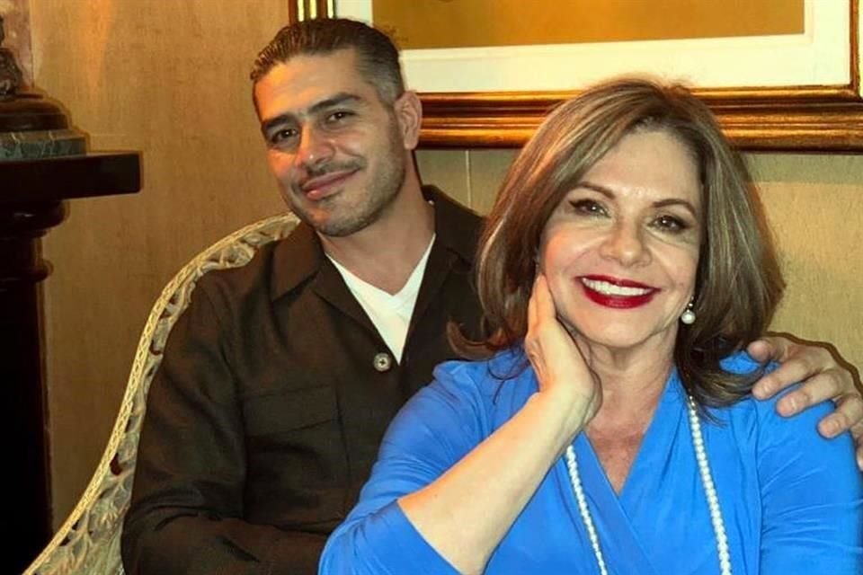 Omar García Harfuch, quien renunció a la Secretaría de Seguridad Pública de CDMX, se reunió con su mamá, la actriz María Sorté.