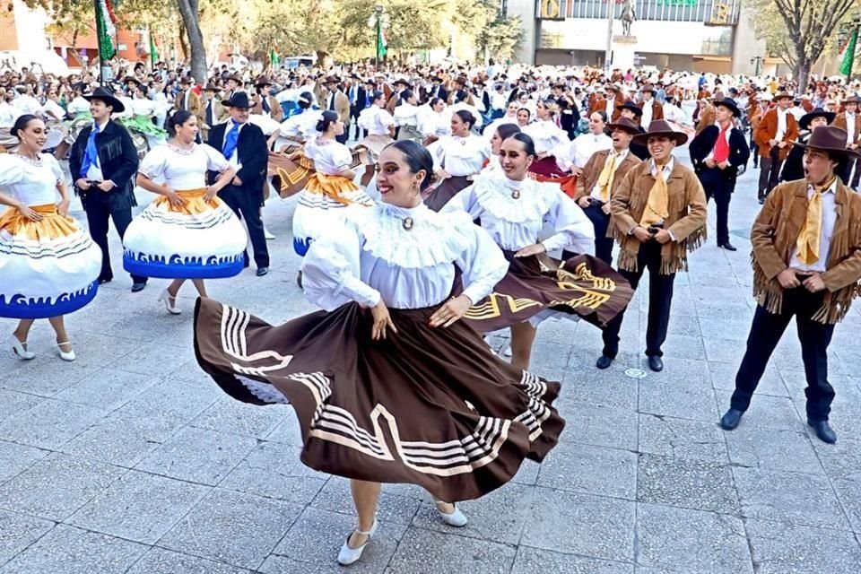 Sin importar el calor, cientos de danzantes ofrecen su baile folclórico a paseantes de la Plaza Zaragoza por el próximo 427 aniversario de la Fundación de Monterrey