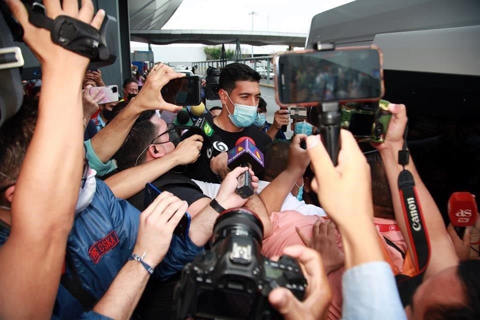 El portero argentino fue recibido por un numeroso grupo de la prensa regia.