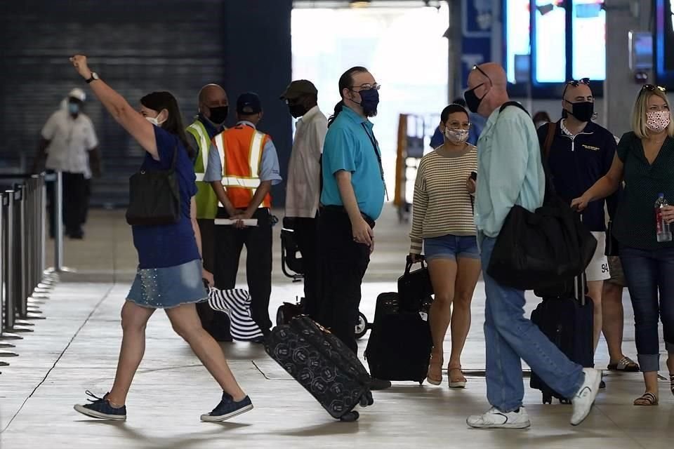 Empleados de Royal Caribbean se ofrecieron como voluntarios para este primer viaje.