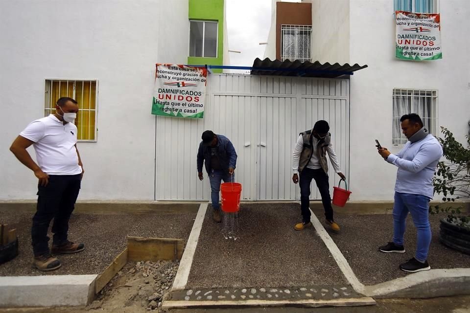 Para 12 metros cuadrados en una banqueta en la calle Cangrejo fueron triturados en maquinaria 16 toneladas de residuos de la construcción.