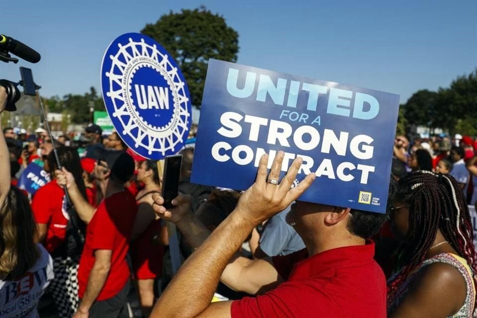 Trabajadores del UAW piden que las armadoras dediquen sus ganancias a mejoras salariales.