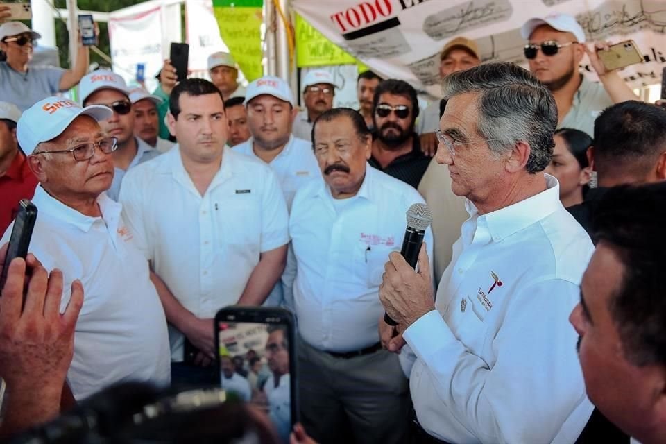 Gobernador de Tamaulipas acude a plantón del SNTE.