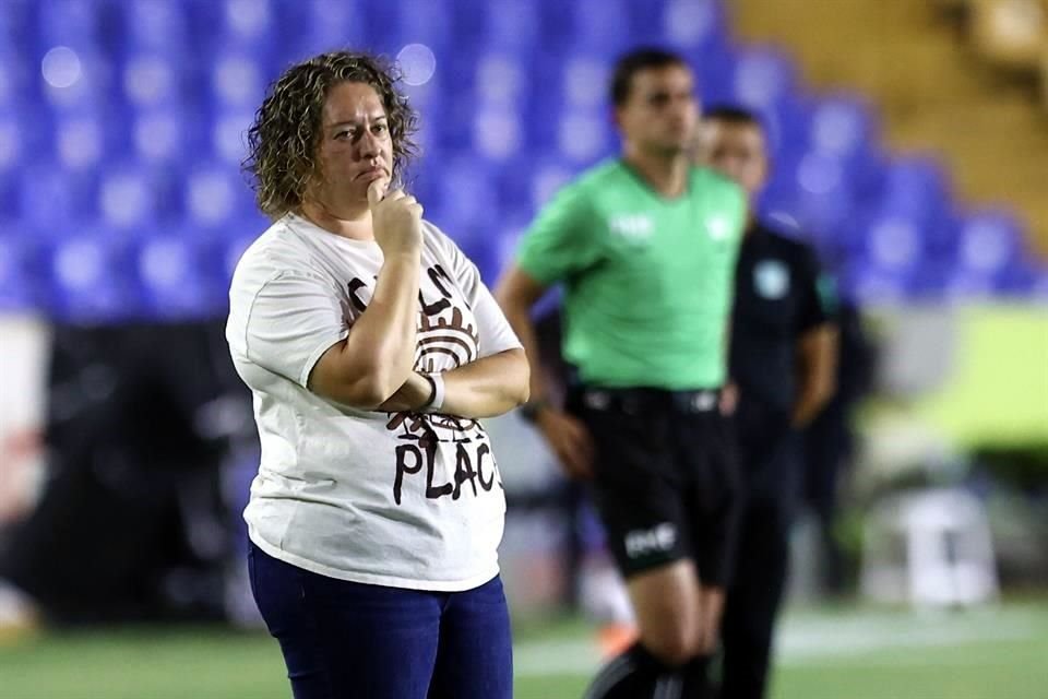 Milagros Martínez siguiendo el partido desde su área técnica.