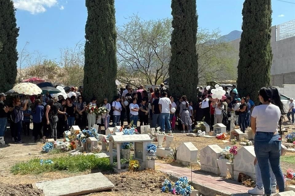 Alrededor de 300 personas se reunieron frente al Parque Los Portales, en Santa Catarina, donde se ubica la tienda de abarrotes de Don Chano