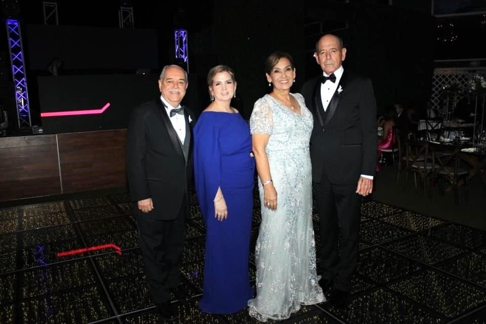 PAPÁS DE LOS NOVIOS Antonio Caballero Aguirre, Diana Flores de Caballero, Martha M. González y Francisco Carrales