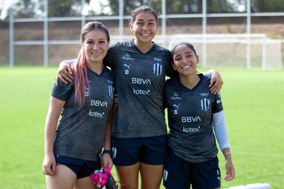 Karol Bernal, Nicole Pérez y Samantha Simental, durante un entrenamiento de Rayadas en El Barrial.