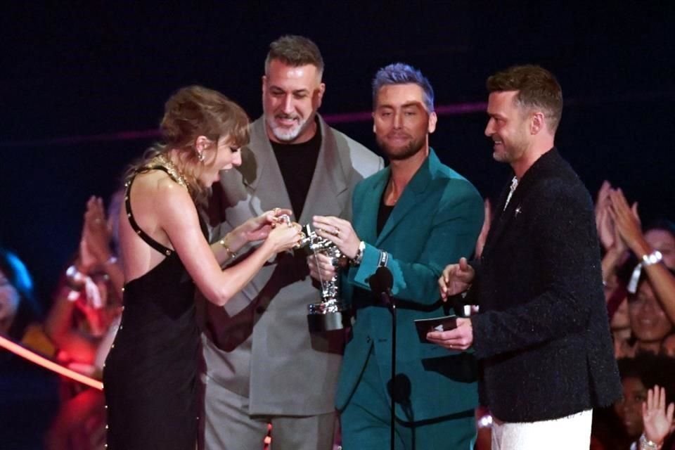 Los chicos de NSYNC le dieron brazaletes de la amistad a Swift cuando esta subió al escenario.