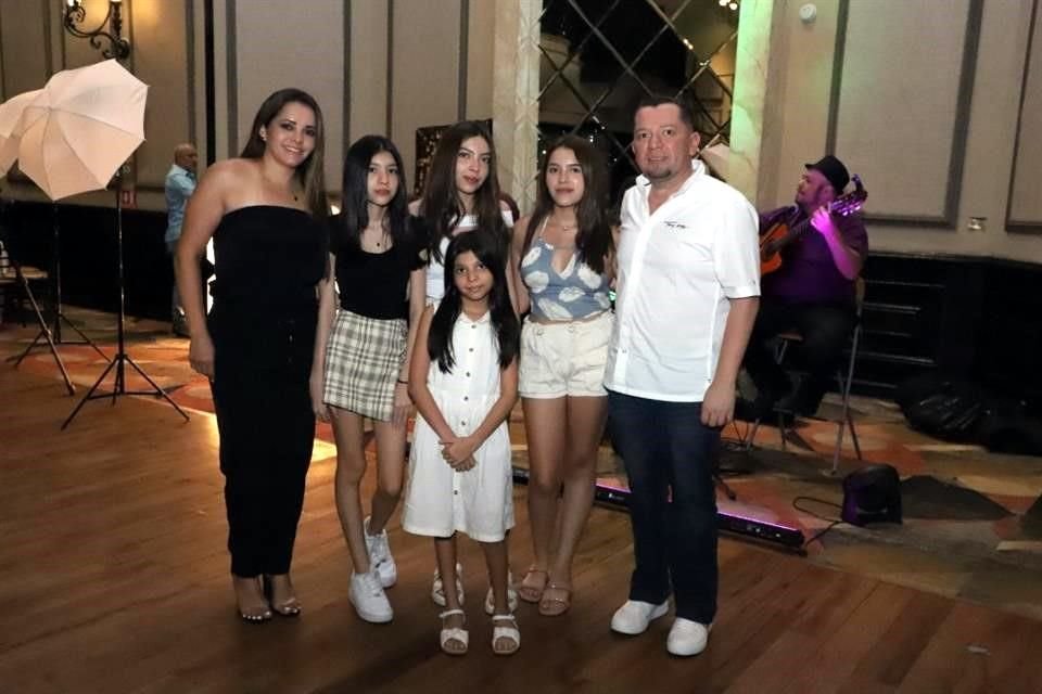 Gaby Narváez, Daniela Narváez, Gaby Narváez, Ale Narváez, Paulina Narváez y Rafael Narváez