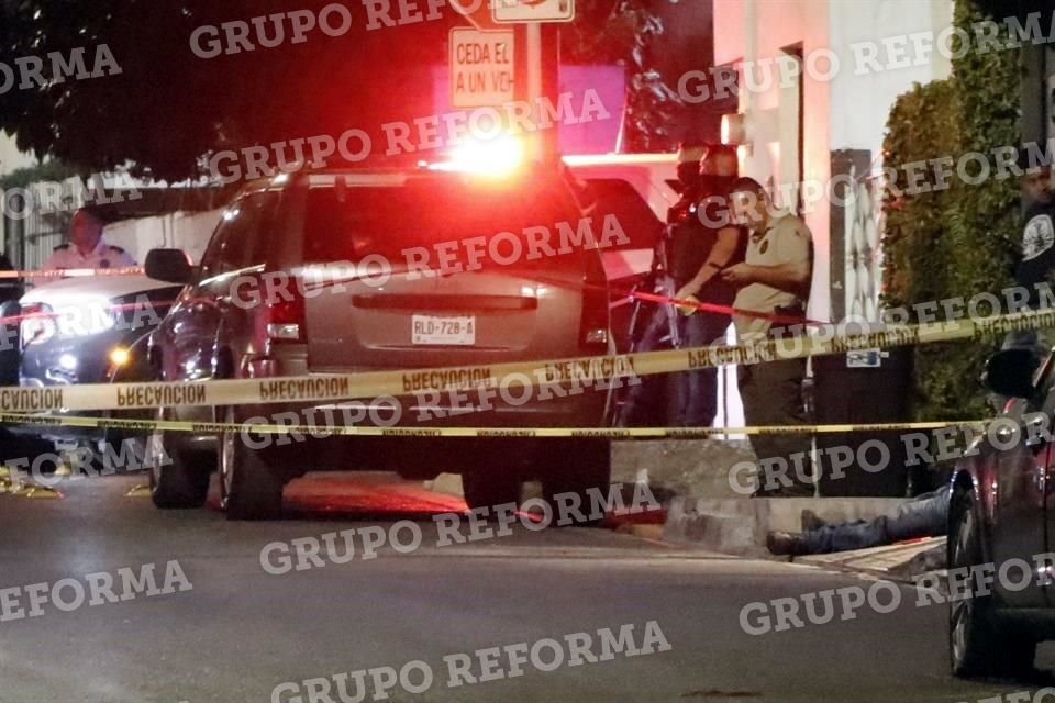 El cuerpo del hombre quedó sobre la banqueta.