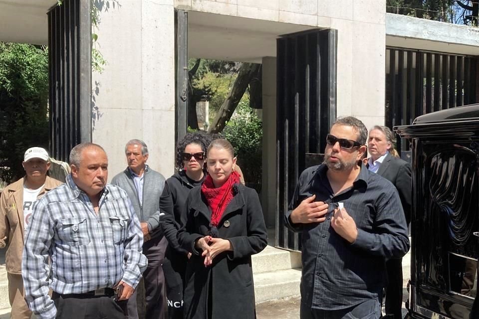 Con porras y aplausos de su familia y amigos, que sobre todo le agradecían el amor que les compartió, Benito Castro fue enterrado en el Panteón Jardín.