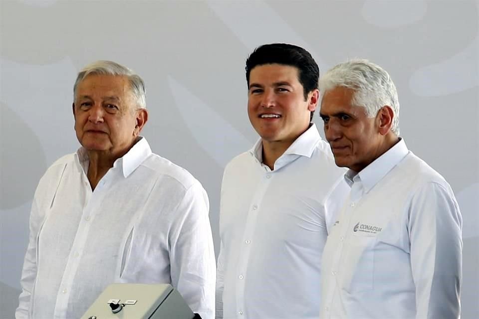 Germán Martínez, director general de Conagua, junto a Samuel García y AMLO.