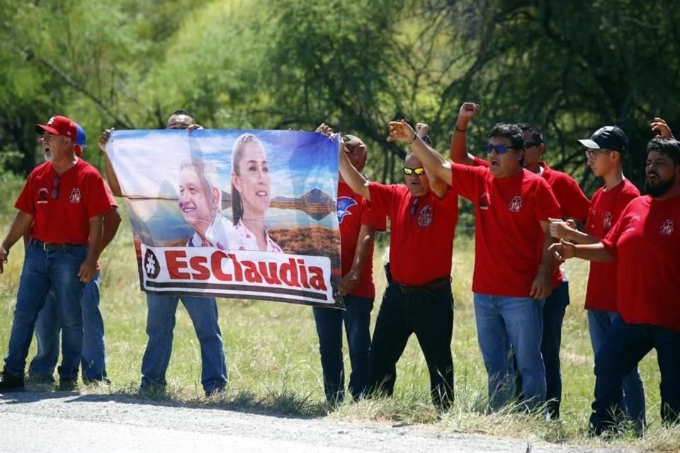 Los trabajadores de AHMSA sostuvieron pancartas de apoyo al Presidente y a la futura candidata morenista Claudia Sheinbaum.