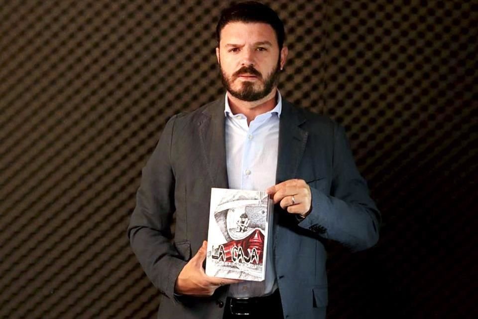 Alberto de la Fuente y de la Concha con su libro