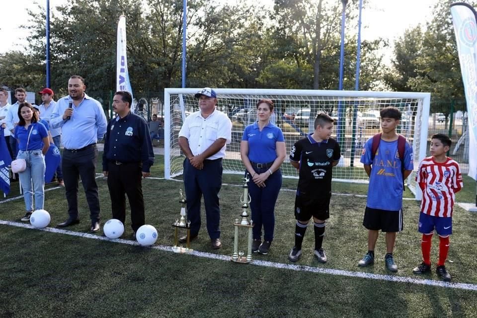 El Municipio de Cadereyta informó de la reinauguración de una cancha de fútbol que por años estuvo abandonada.