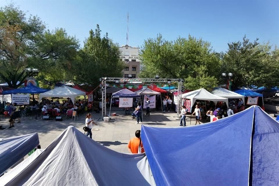 El grupo de docentes mantiene un platón en la plaza Juárez, en Ciudad Victoria.
