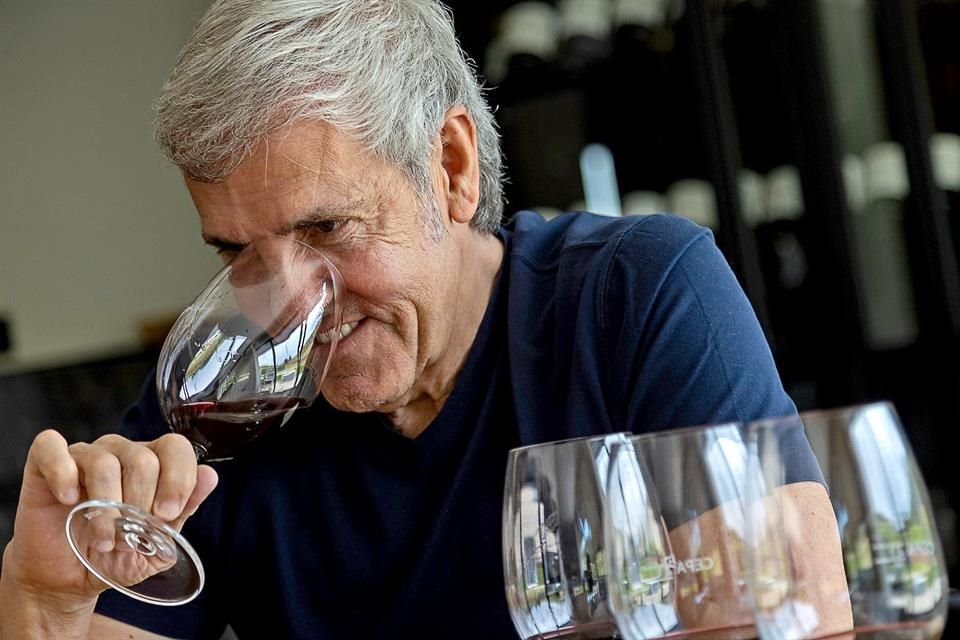 El fundador de la bodega Cepa 21, José Moro, rememora las dificultades y alegrías que lo condujeron a apasionarse por Ribera del Duero.