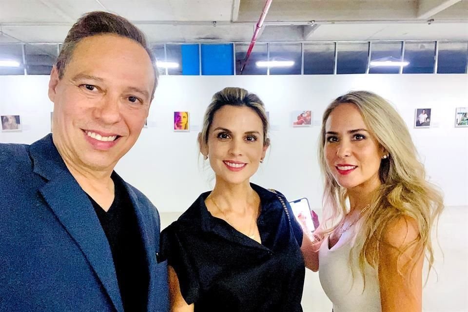 El artista con Vero Zambrano de Fernández y Vicky Zambrano de Yarte