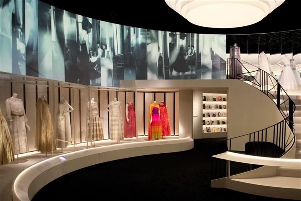 El Museo V&A anunció que albergará la exposición 'Gabrielle Chanel. Fashion Manifesto', sobre las obras de la diseñadora Coco Chanel.