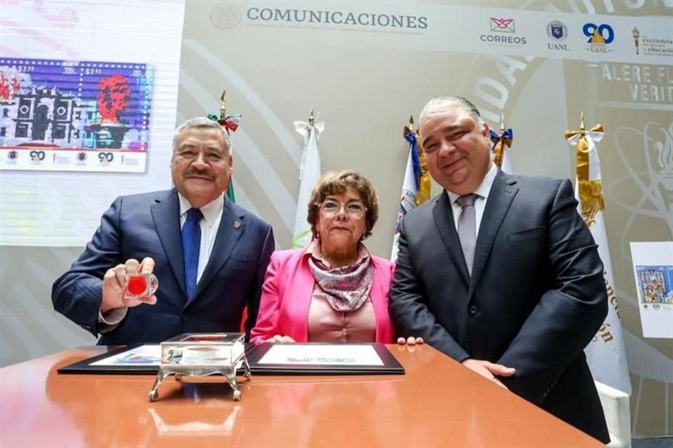 El Rector Santos Guzmán, la directora del Servicio Postal, Rocío Bárcena, y el director de Comunicación de la UANL, Jorge Cisneros, en la ceremonia.