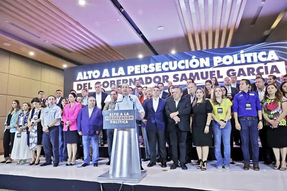 Líderes nacionales del PAN, PRI y PRD, acompañados de Diputados locales, federales, Alcaldes albiazules y tricolores y el ex Gobernador Fernando Canales lanzan un basta a persecución política en NL.