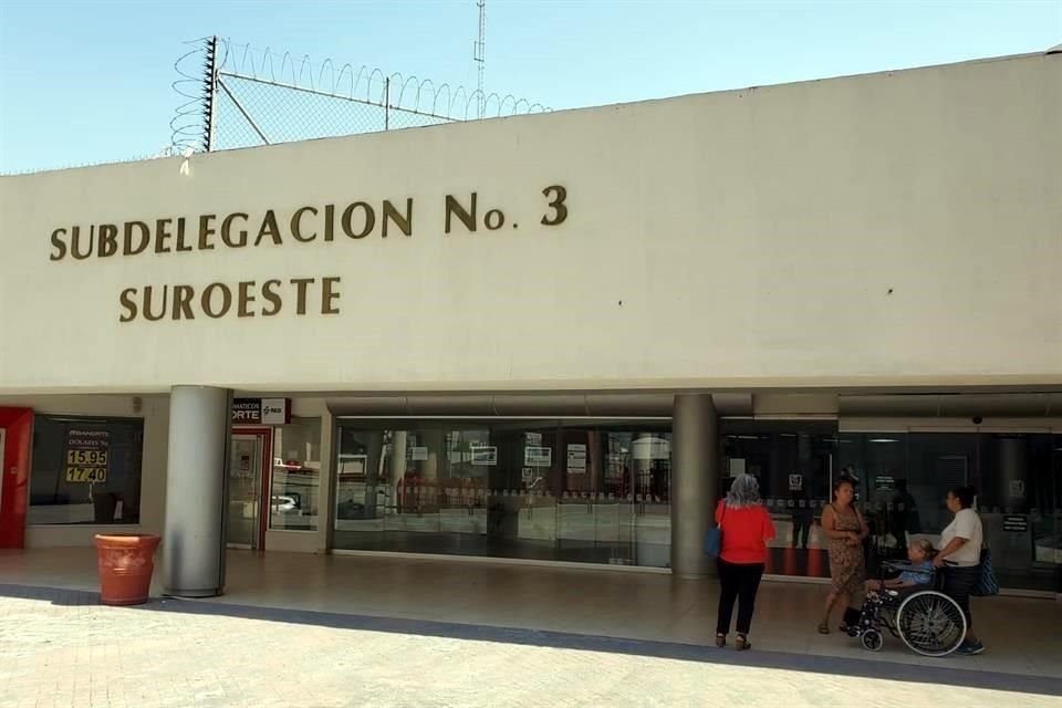 Pese a que no es día de asueto oficial, la Subdelegación 3 del IMSS, en el Centro, se toma el día y deja a los afiliados esperando.