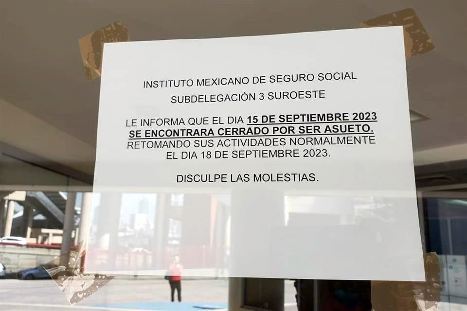 El personal colocó un letrero en la ventana advirtiendo el cierre.