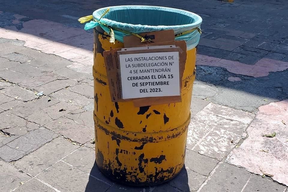 En la Subdelegación 4 del IMSS colocaron un letrero en un bote de basura advirtiendo que hoy las oficinas estarían cerradas.