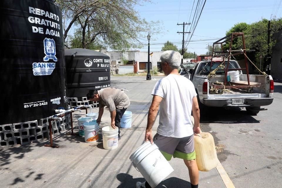 El plan de 'Ayuda emergente' cuenta con la facilitación del vital líquido a través de tinacos ubicados en varis puntos de San Nicolás.