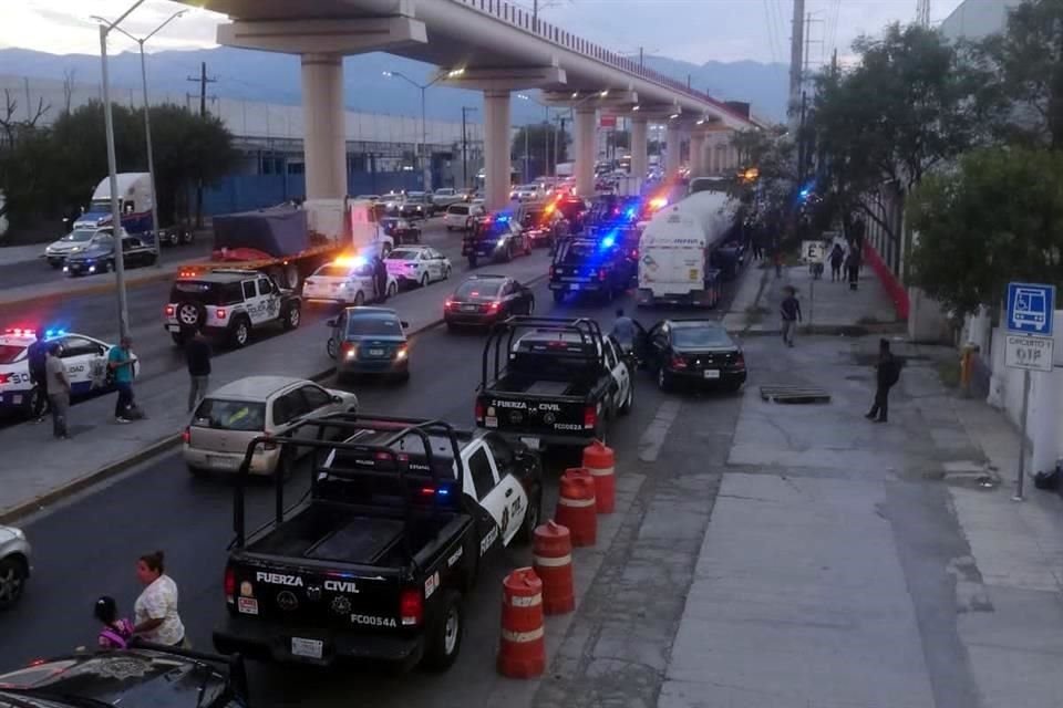 Tras la detención de la pipa, al lugar acudieron elementos de la Policía de San Nicolás y de Fuerza Civil.