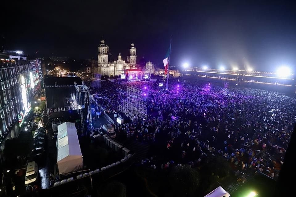 La noche para conmemorar el 213 aniversario de la Independencia de México reunió a familias enteras en el Zócalo.