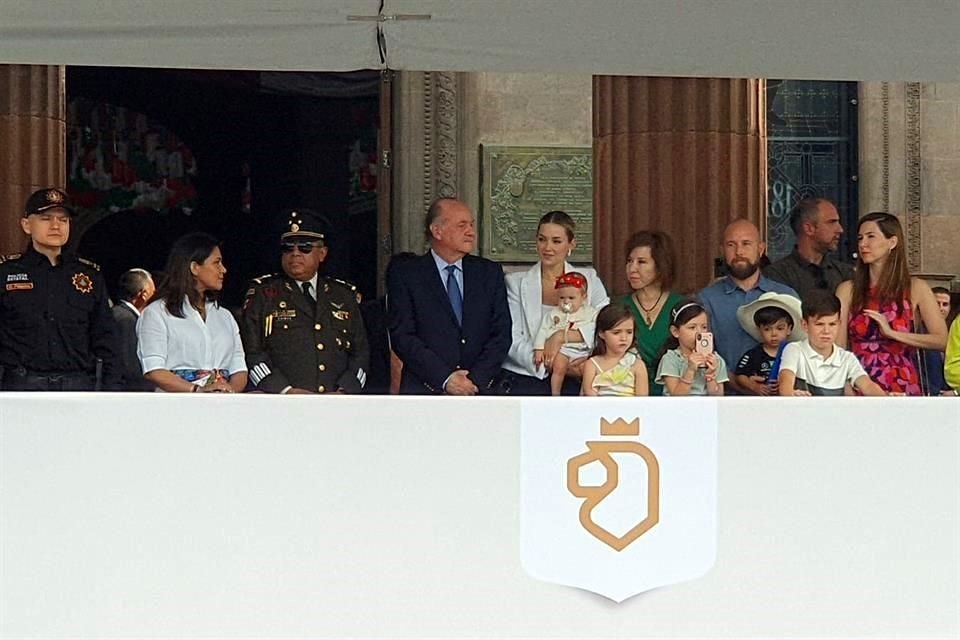 Durante los primeros minutos del desfile se integró al presidium su esposa, Mariana Rodríguez, con su hija Mariel, pero sin él Ejecutivo.