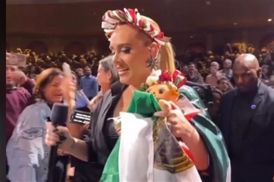 Adele apareció en su show en Las Vegas vestida de la muñeca Lele con motivo del 15 de septiembre; se rumora que podría dar conciertos en el País.