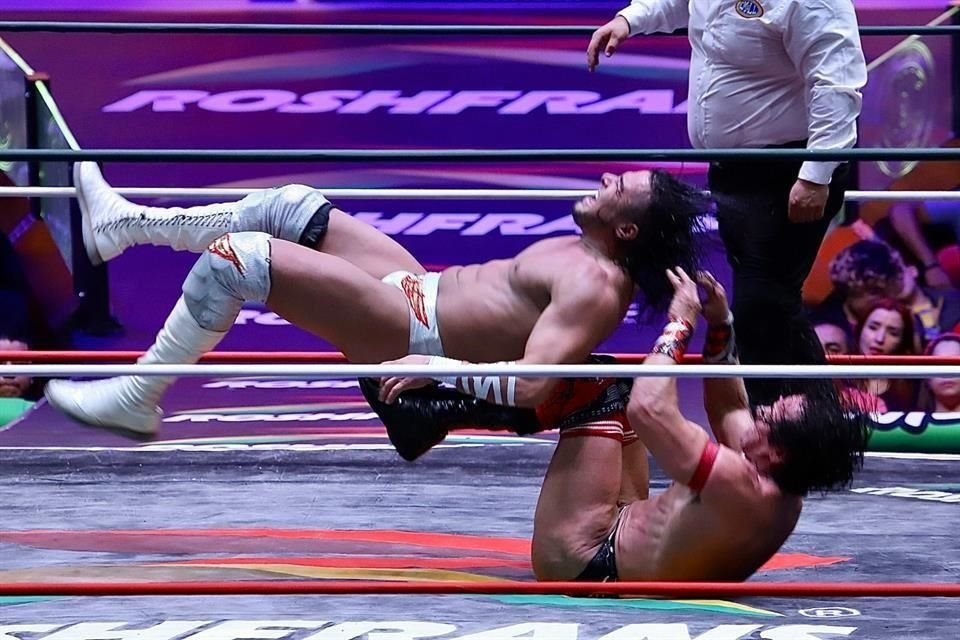 Volador Jr. tuvo que lidiar con una lesión durante la lucha, pero se llevó el triunfo sobre el Ángel de Oro para quedarse con su cabellera.