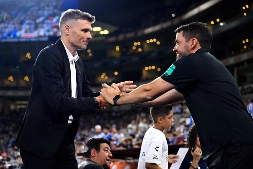 El saludo entre los técnicos Fernando Ortiz y Nicolás Larcamón.