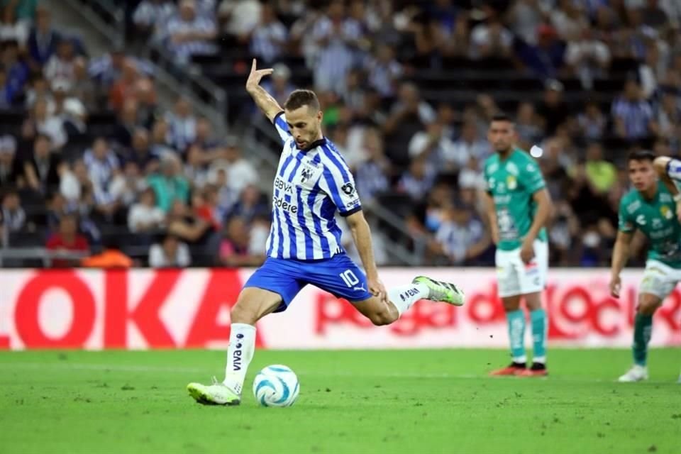 Sergio Canales, de penal, puso el 2-0 momentáneo en el encuentro.