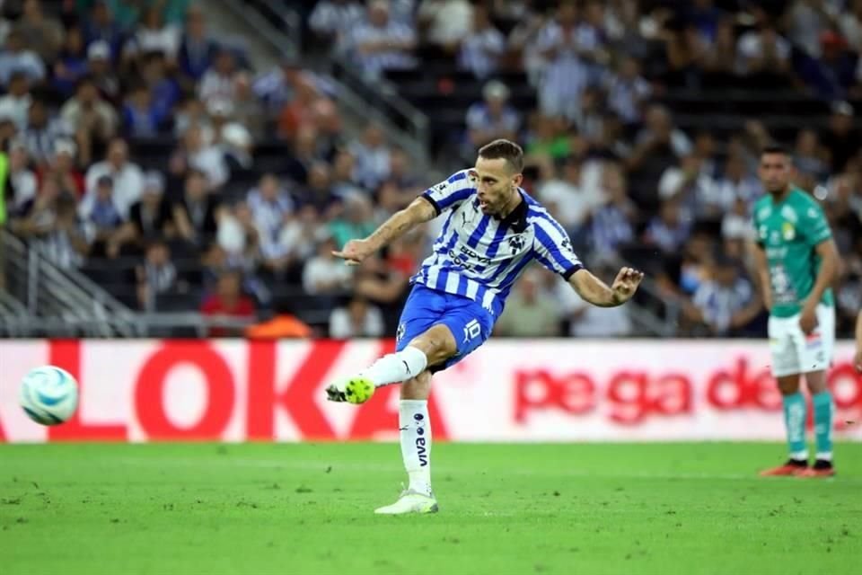 Sergio Canales, de penal, puso el 2-0 momentáneo en el encuentro.