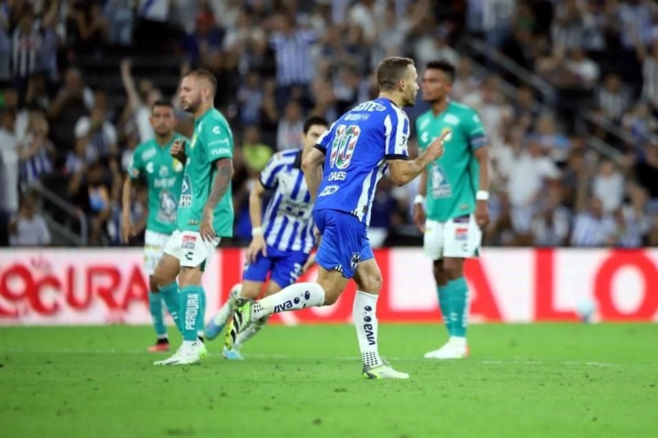 Sergio Canales, de penal, puso el 2-0 momentáneo en el encuentro.