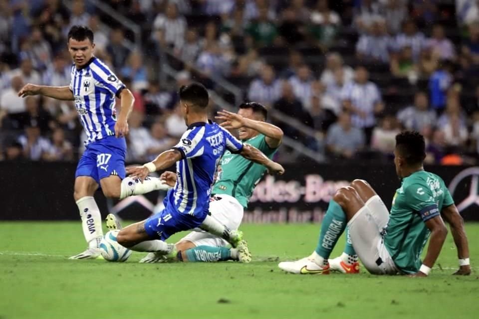 El Monterrey tomó ventaja tras un autogol de Osvaldo Rodríguez.