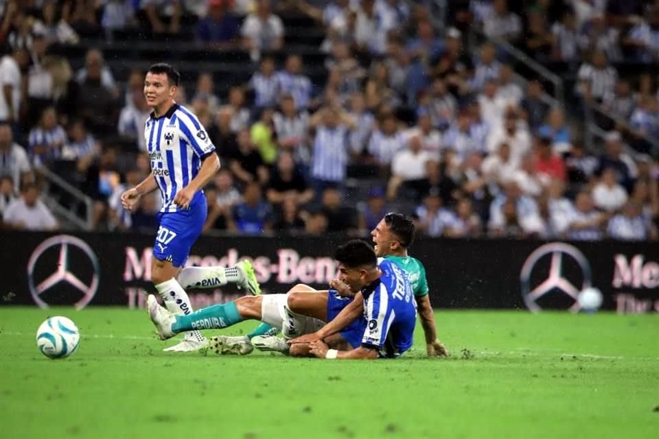 El Monterrey tomó ventaja tras un autogol de Osvaldo Rodríguez.