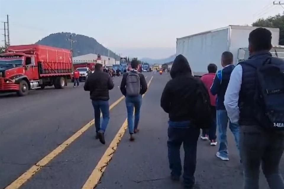 La manifestación de decenas de transportistas, los cuales están utilizando sus unidades, ha provocado el colapso del tránsito vehicular de particulares y del transporte público.