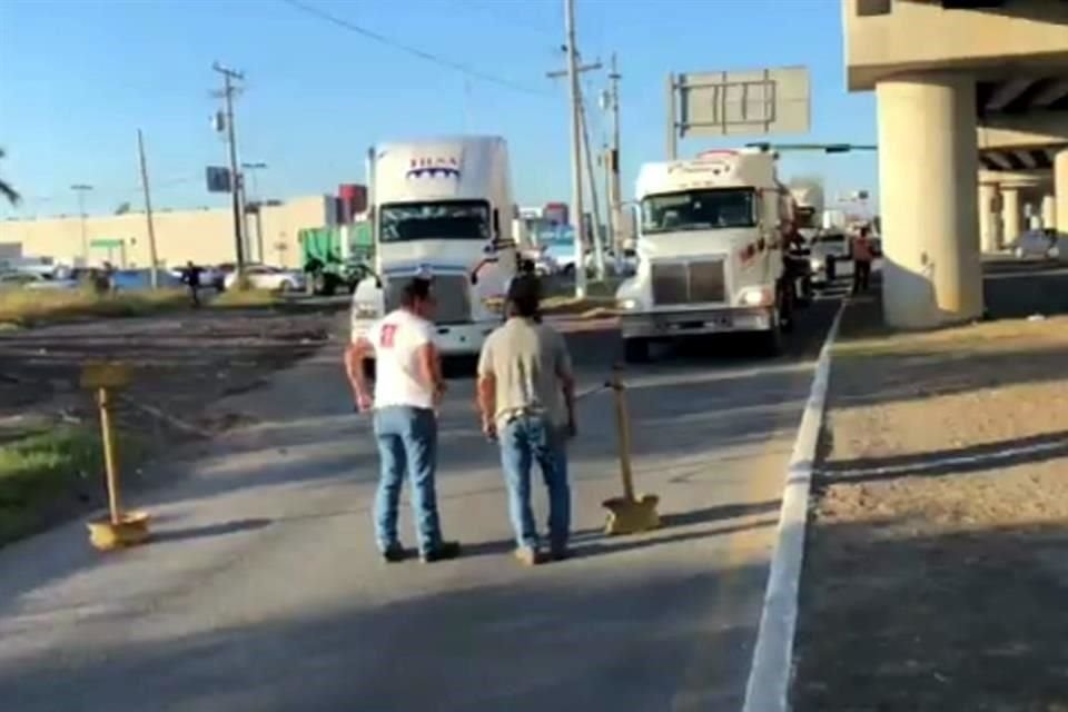 Los familiares de Leslie colocaron barreras y vehículos para impedir el cruce de vehículos ligeros y de carga.