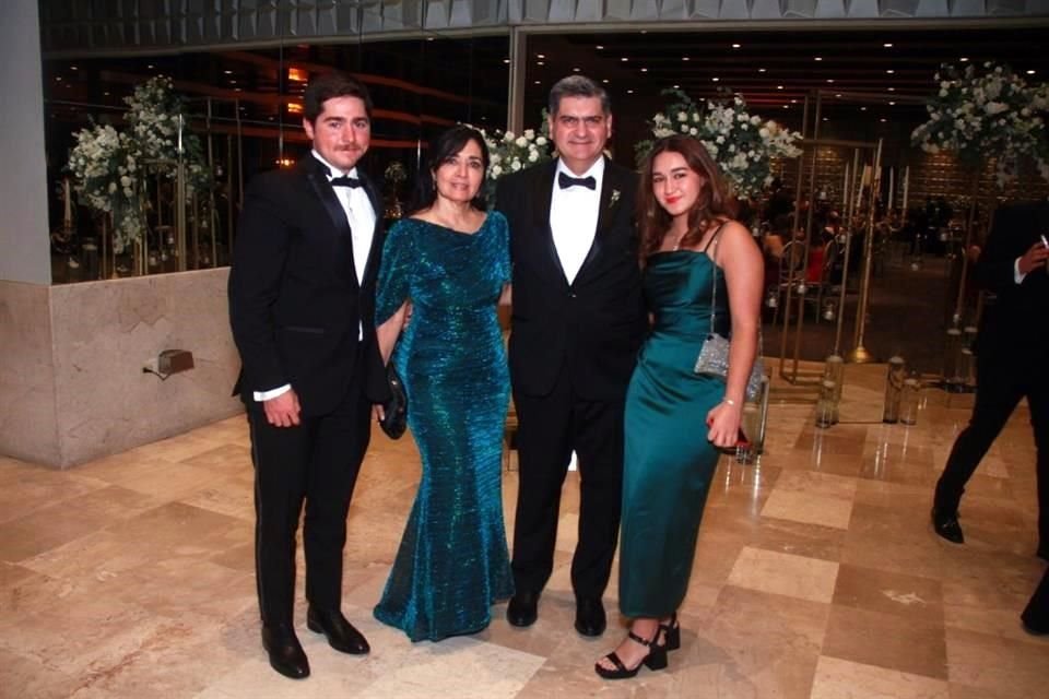 Andrés Garza García, Claudia García de Garza, David Garza Salazar y Sara Garza García