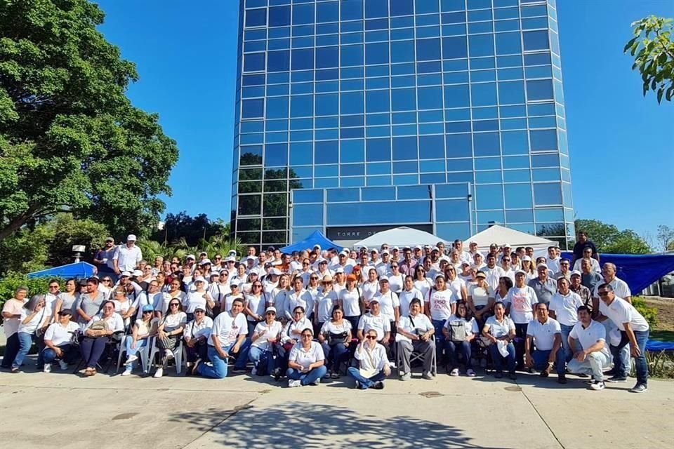 Maestros de la Sección 30 del SNTE, que el fin de semana tomaron la Torre de Gobierno, hoy evitaron la entrada de los trabajadores del Gobierno al inmueble.