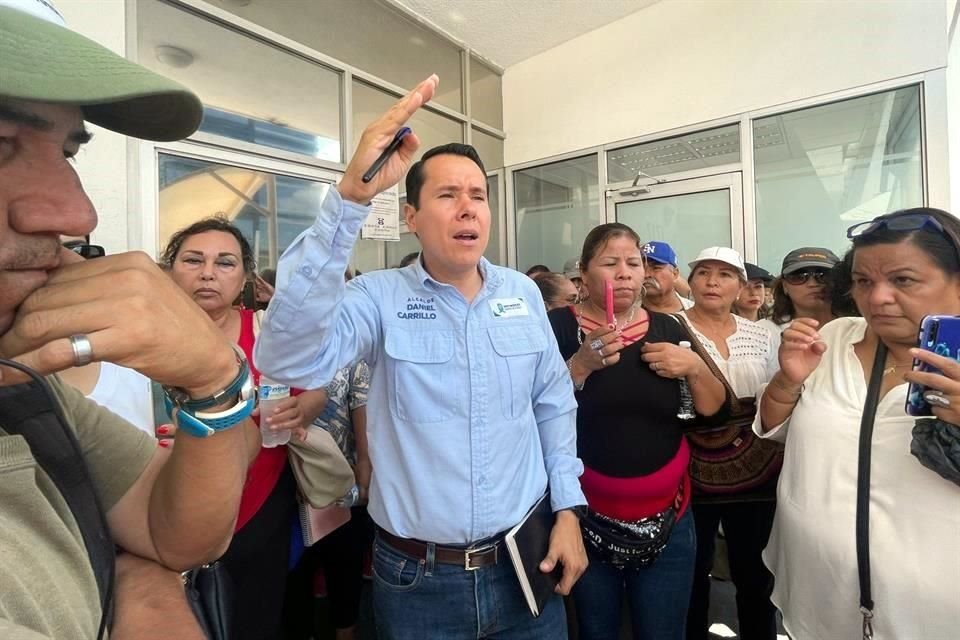 El Alcalde Daniel Carillo y vecinos de unas 40 colonias de San Nicolás acudieron a las oficinas de AyD, en El Obispado.