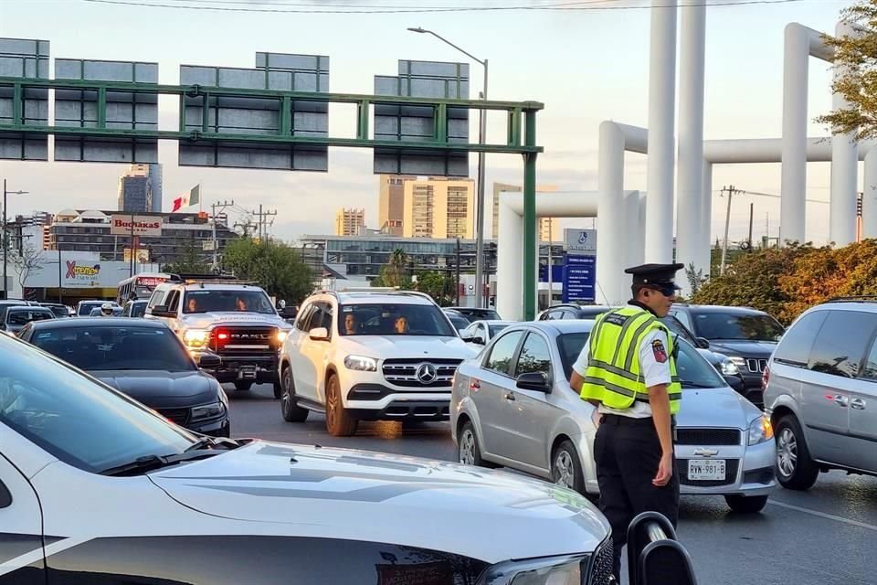 Tras los hechos, elementos de tránsito apoyaron para darle flujo a la vialidad.