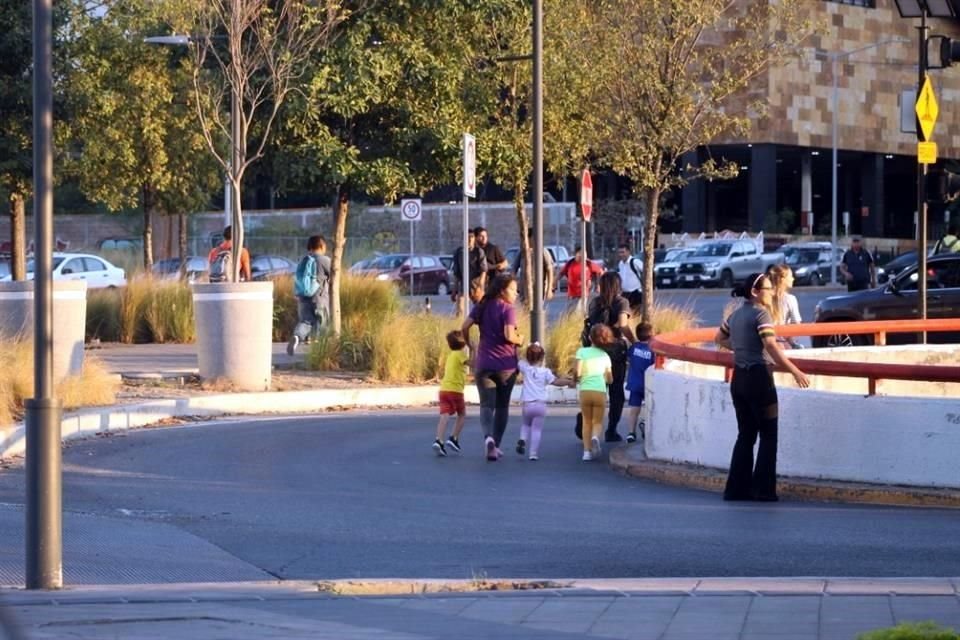 Mientras unos estaban expectantes de lo sucedido, otros, con niños en la mano huían del sitio.