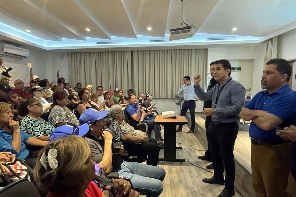 Durante la reunión, los vecinos y el Alcalde pidieron reiteradamente que se les notificara sobre los horarios y fechas de cortes para poder prepararse.
