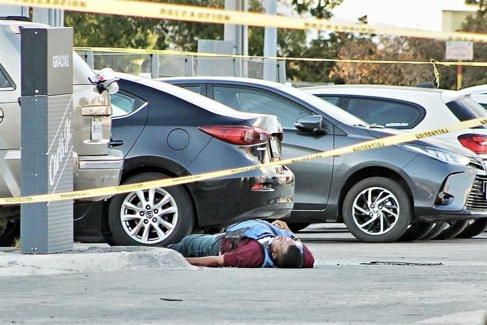 El cuerpo del ejecutado quedó en el estacionamiento del restaurante Carl's Jr.