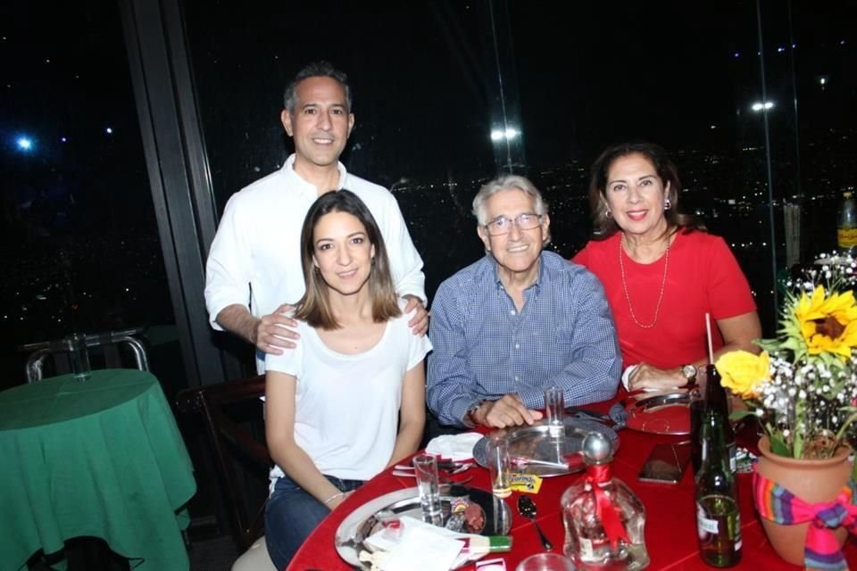 Arturo Daniver, Mónica Ramírez, Arturo Martínez y Laura Lozano de Martínez